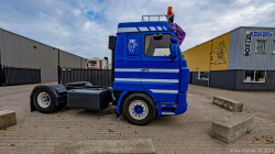 20251019-Tom-Holding-00391